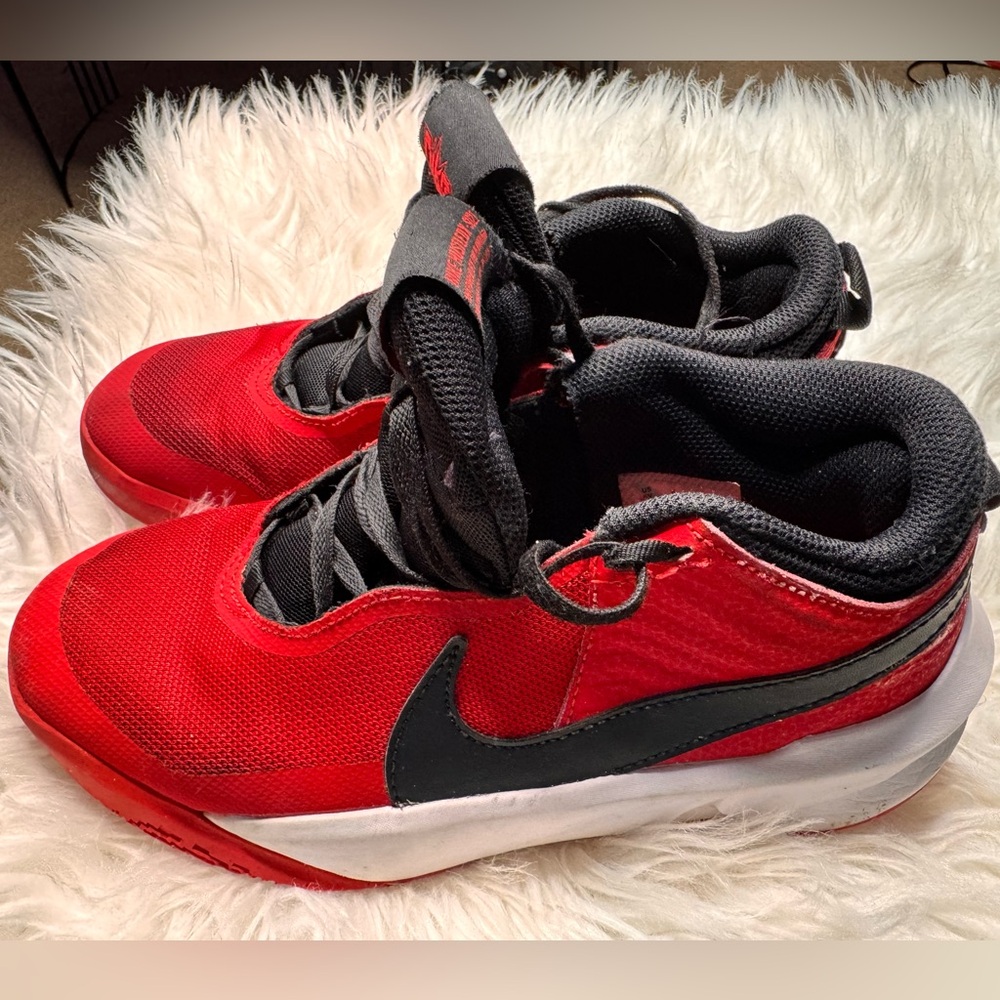NIKE TEAM HUSTLE D 10 BASKETBALL SHOES YOUTH 5Y RED BLACK SNEAKER ATHLETIC